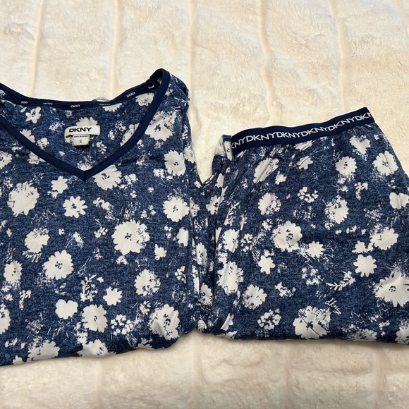 DKNY Women’s Small PJ set blue and white flowers - Picture 2 of 3
